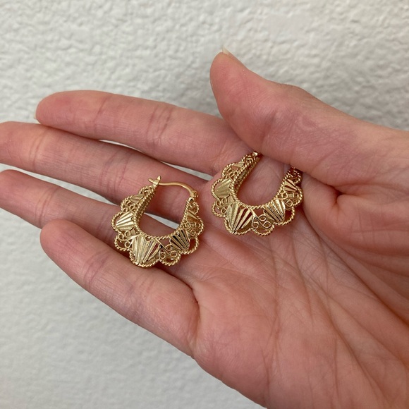 New Vanessa Mooney Gold Lilian hoops earrings - Picture 3 of 5